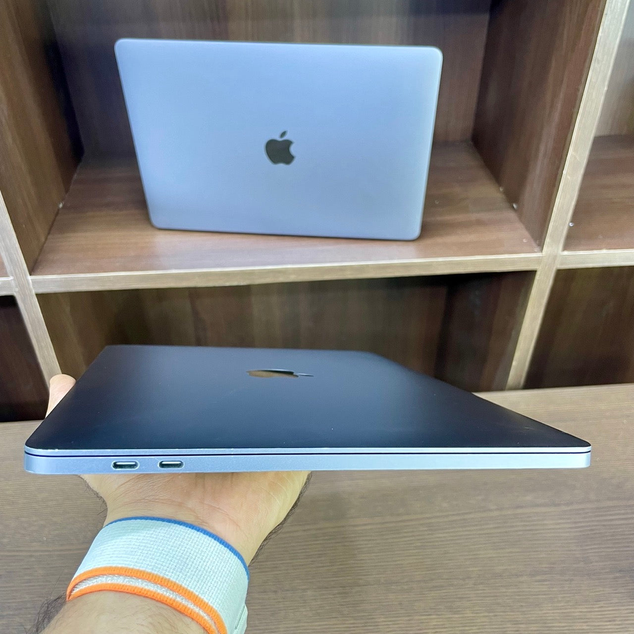 Apple MacBook Pro 13.3-inch (A1989, 2019, Core i7, 16GB RAM, 512GB SSD) – Used Excellent