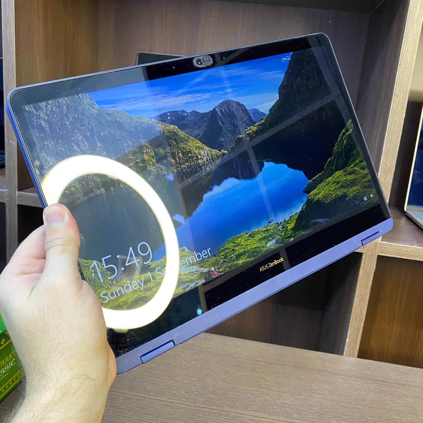 ASUS UX370U 14-inch (Core i5 8th Gen, 16GB RAM, 256GB SSD) – Used Excellent