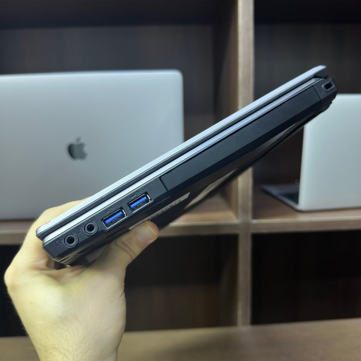 Fujitsu Lifebook E736 14-inch (Core i7 6th Gen, 8GB DDR4 RAM, 256GB SSD) – Used Excellent