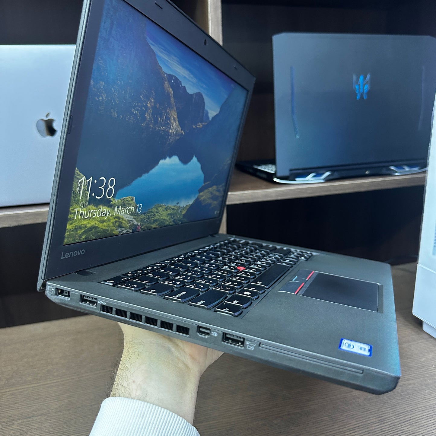 Lenovo ThinkPad T460 14-inch (Core i5 4th Gen, 8GB RAM, 256GB SSD) – Used Excellent