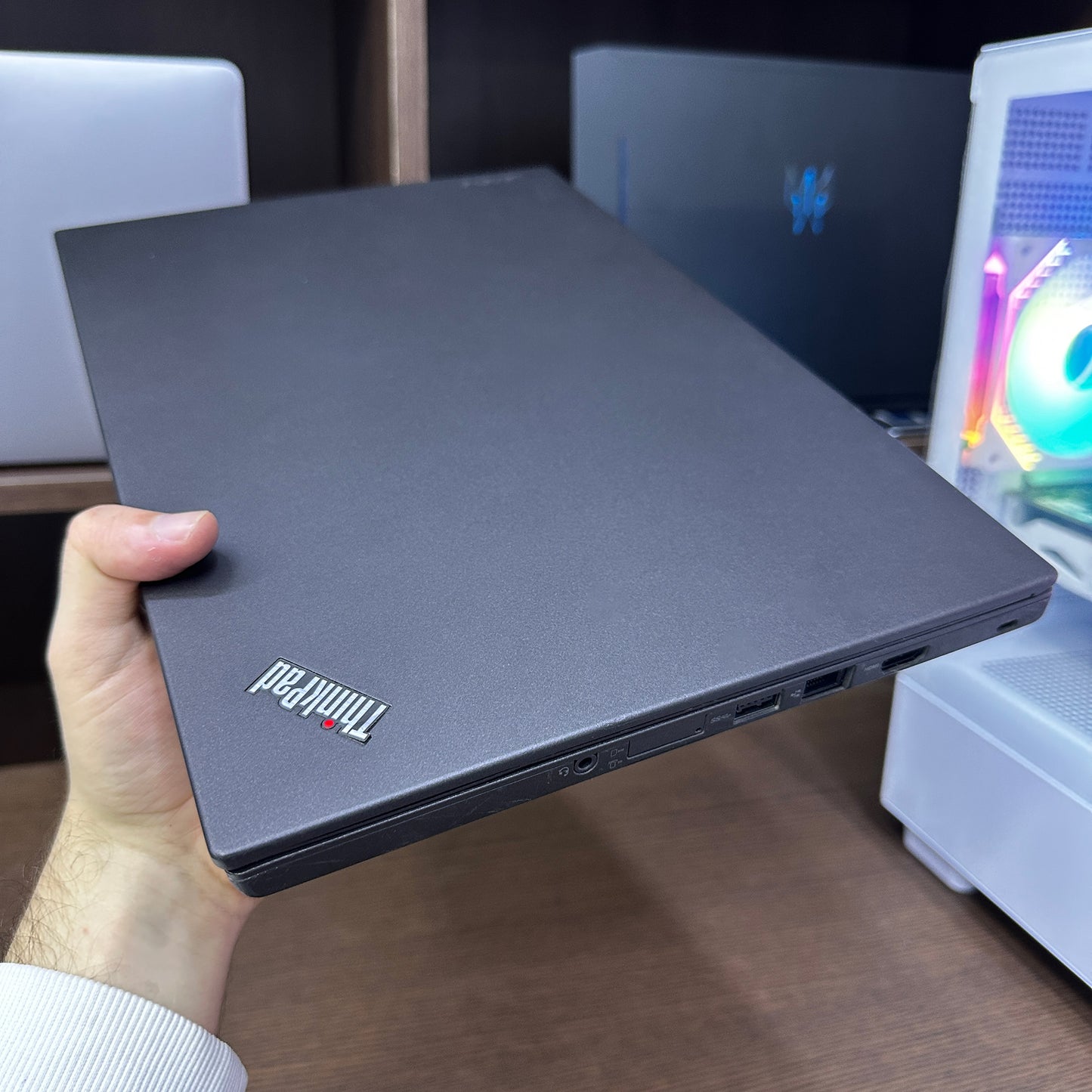 Lenovo ThinkPad T460 14-inch (Core i5 6th Gen, 8GB RAM, 256GB SSD) – Used Excellent