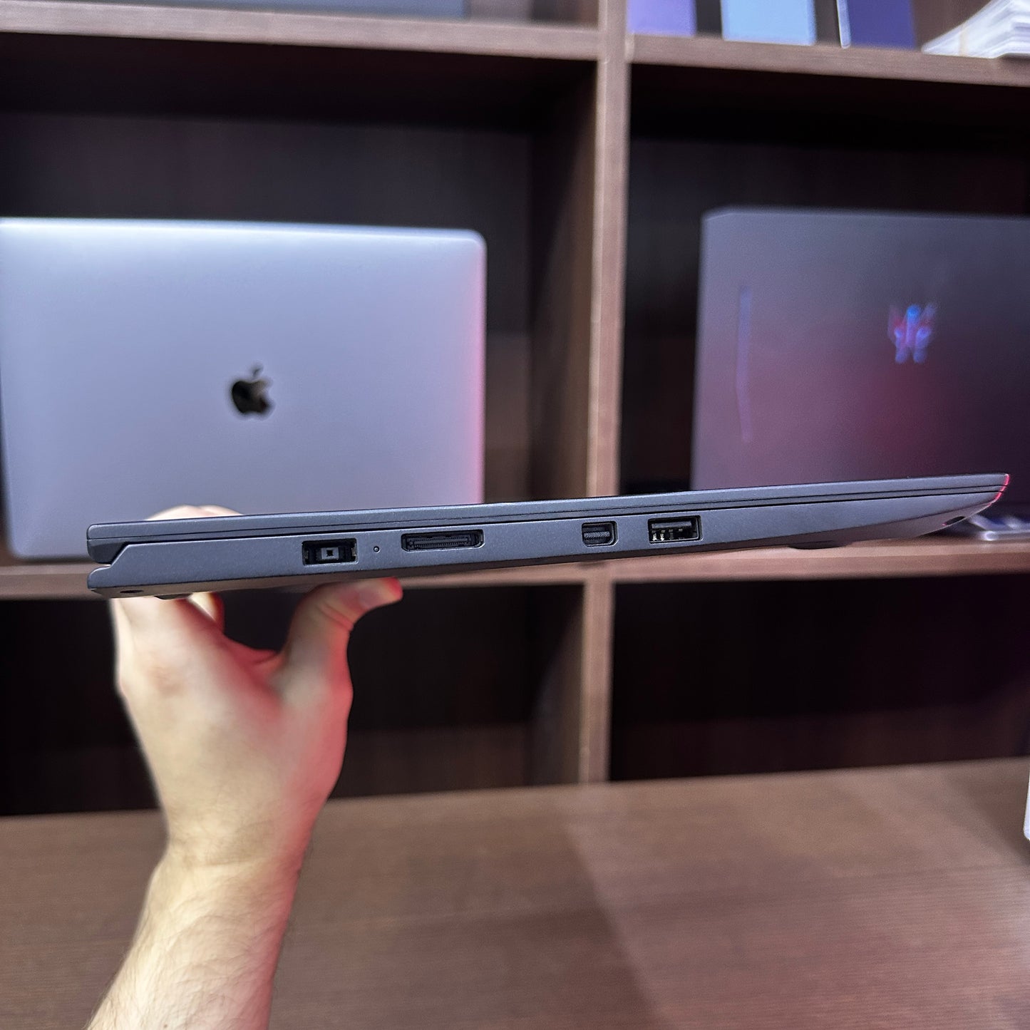 Lenovo ThinkPad X1 Carbon 14-inch (Core i5 6th Gen, 8GB RAM, 256GB SSD) – Used Excellent