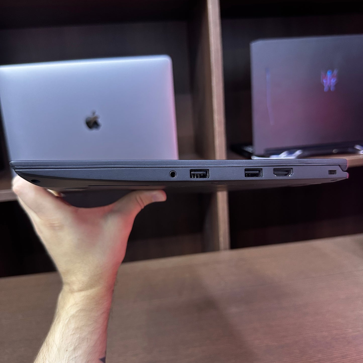 Lenovo ThinkPad X1 Carbon 14-inch (Core i5 6th Gen, 8GB RAM, 256GB SSD) – Used Excellent