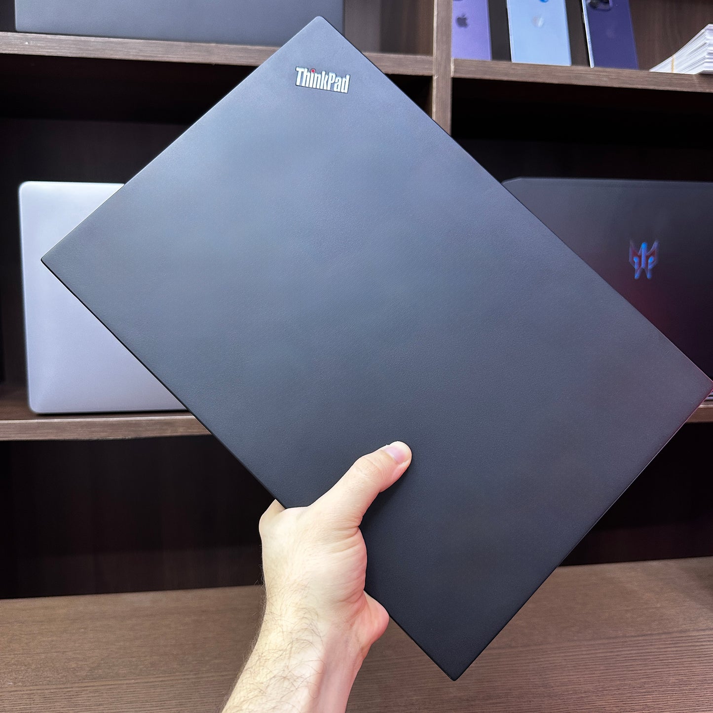 Lenovo ThinkPad X1 Carbon 14-inch (Core i5 6th Gen, 8GB RAM, 256GB SSD) – Used Excellent